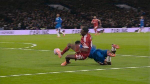 Former referee: Isaac made a foul on James first, Sobo was not in contact with him to get Garnacho ejected